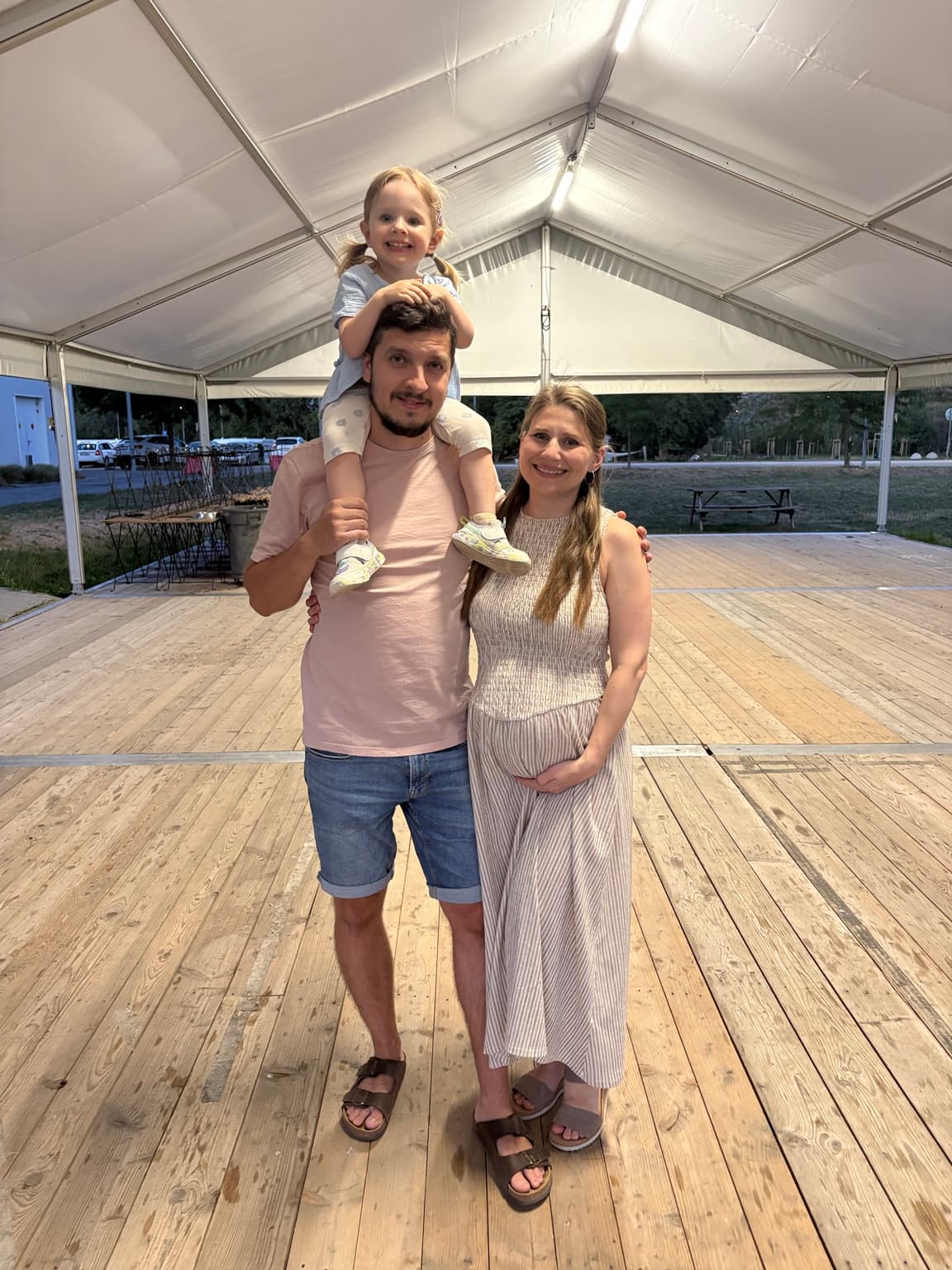Pred úpravou: rodina pod párty stanom